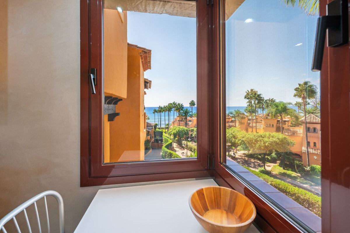 FOR SALE 🏡 Frontline Beach Three-Bedroom Apartment with Sea Views and Spa Facilities – Estepona 🇪🇸