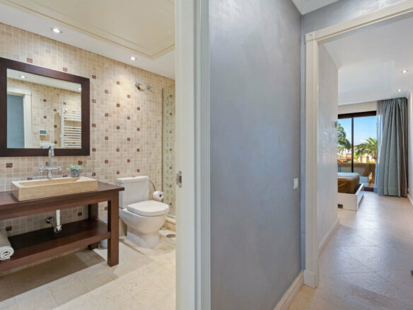 FOR SALE 🏡 Frontline Beach Three-Bedroom Apartment with Sea Views and Spa Facilities – Estepona 🇪🇸