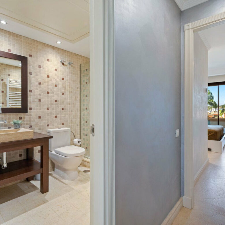 FOR SALE 🏡 Frontline Beach Three-Bedroom Apartment with Sea Views and Spa Facilities – Estepona 🇪🇸