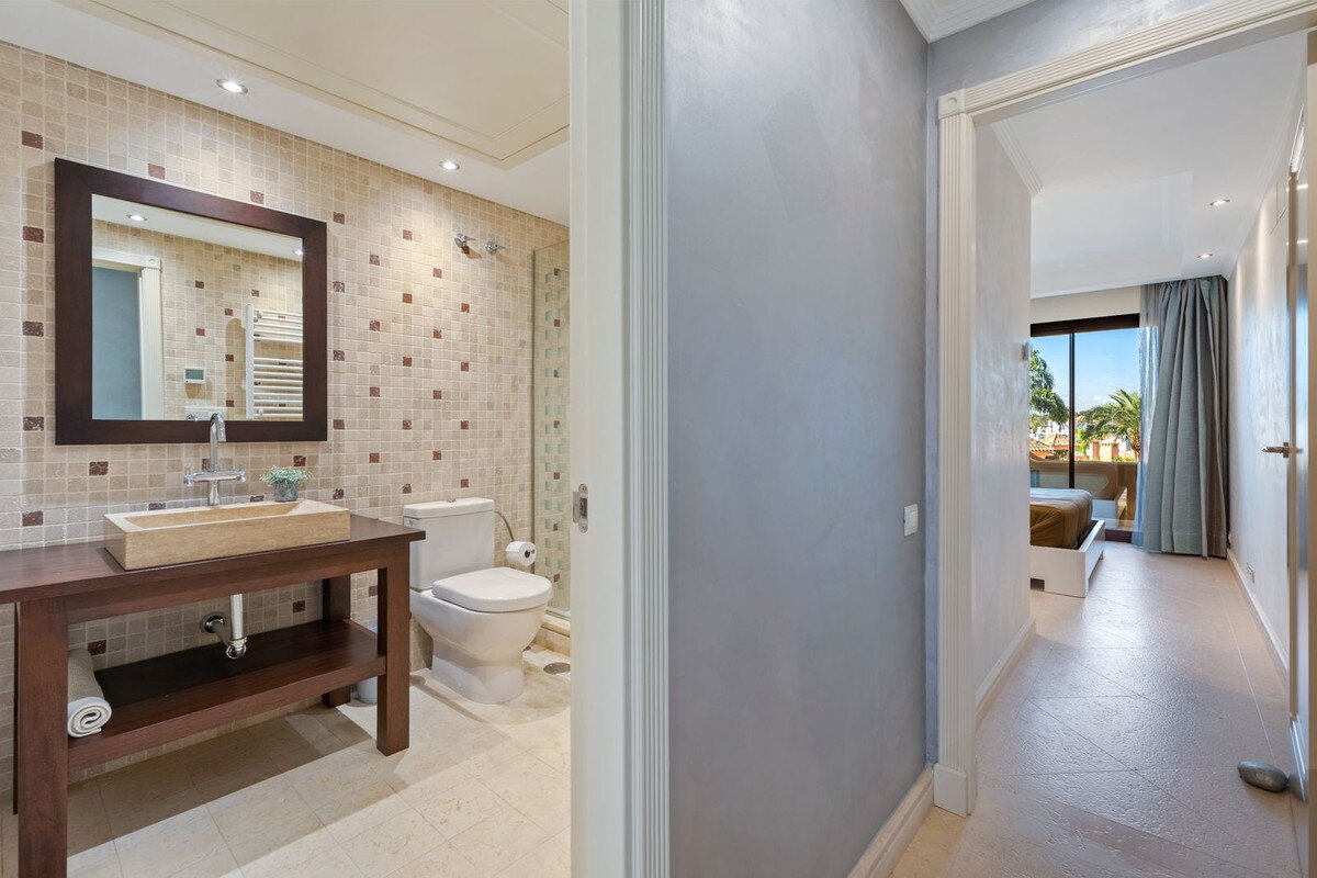FOR SALE 🏡 Frontline Beach Three-Bedroom Apartment with Sea Views and Spa Facilities – Estepona 🇪🇸