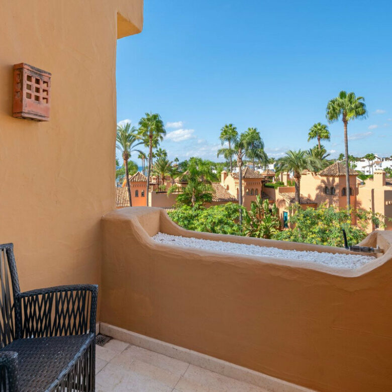 FOR SALE 🏡 Frontline Beach Three-Bedroom Apartment with Sea Views and Spa Facilities – Estepona 🇪🇸