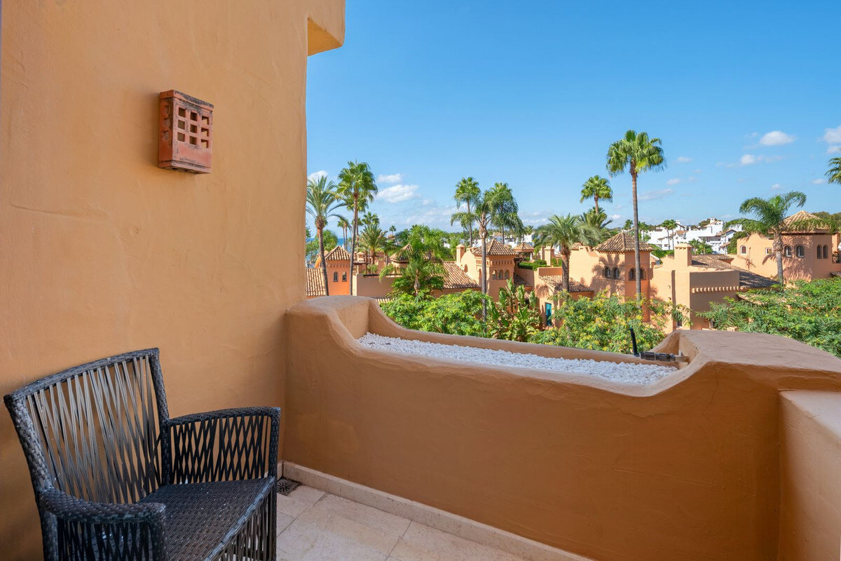 FOR SALE 🏡 Frontline Beach Three-Bedroom Apartment with Sea Views and Spa Facilities – Estepona 🇪🇸