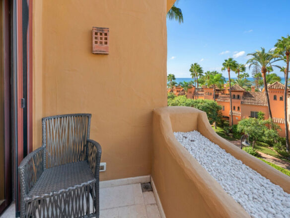 FOR SALE 🏡 Frontline Beach Three-Bedroom Apartment with Sea Views and Spa Facilities – Estepona 🇪🇸