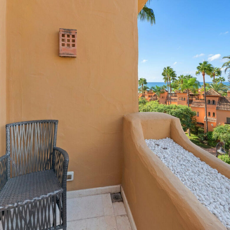FOR SALE 🏡 Frontline Beach Three-Bedroom Apartment with Sea Views and Spa Facilities – Estepona 🇪🇸