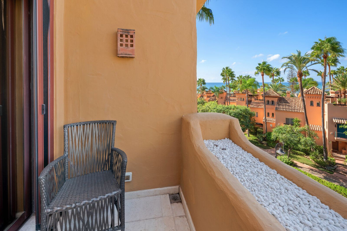 FOR SALE 🏡 Frontline Beach Three-Bedroom Apartment with Sea Views and Spa Facilities – Estepona 🇪🇸