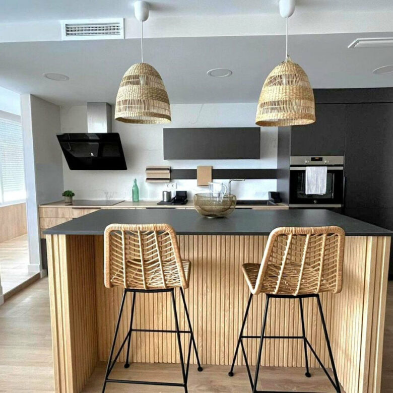 FOR SALE 🏡 Renovated Three-Bedroom Beachfront Apartment with Sea Views on the Promenade – Marbella Centre 🇪🇸