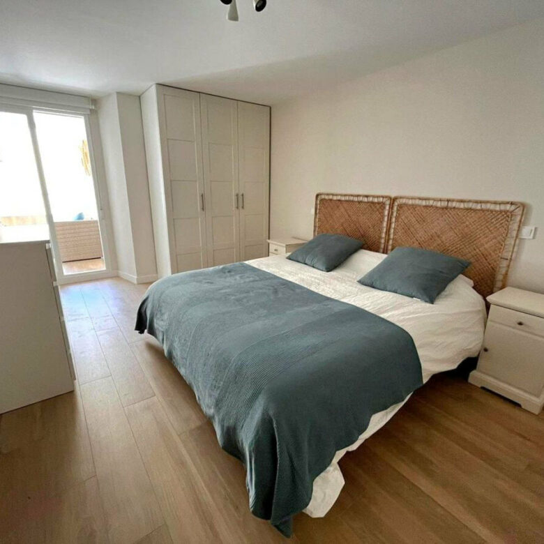 FOR SALE 🏡 Renovated Three-Bedroom Beachfront Apartment with Sea Views on the Promenade – Marbella Centre 🇪🇸