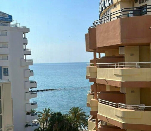 FOR SALE 🏡 Renovated Three-Bedroom Beachfront Apartment with Sea Views on the Promenade – Marbella Centre 🇪🇸