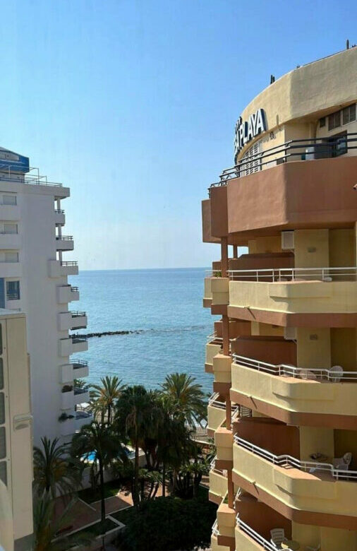 FOR SALE 🏡 Renovated Three-Bedroom Beachfront Apartment with Sea Views on the Promenade – Marbella Centre 🇪🇸