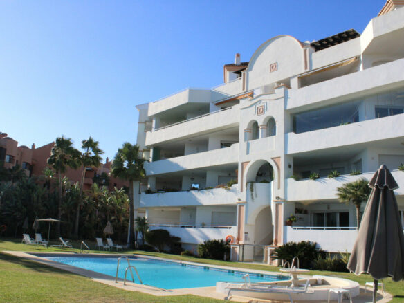 FOR SALE 🏡 Three-Bedroom Beachfront Apartment with Sea Views and Direct Beach Access – Puerto Banús, Marbella 🇪🇸