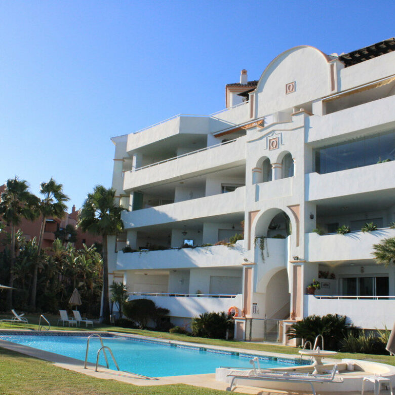 FOR SALE 🏡 Three-Bedroom Beachfront Apartment with Sea Views and Direct Beach Access – Puerto Banús, Marbella 🇪🇸