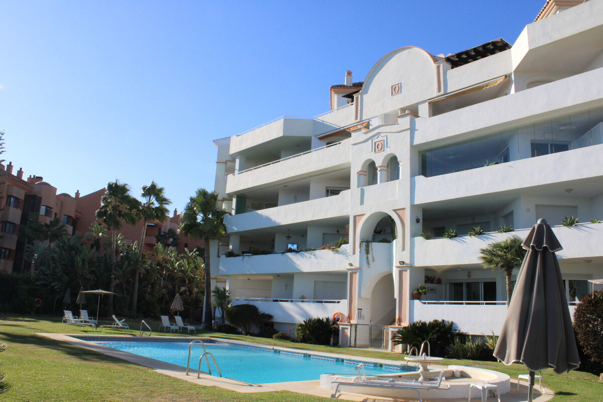 FOR SALE 🏡 Three-Bedroom Beachfront Apartment with Sea Views and Direct Beach Access – Puerto Banús, Marbella 🇪🇸