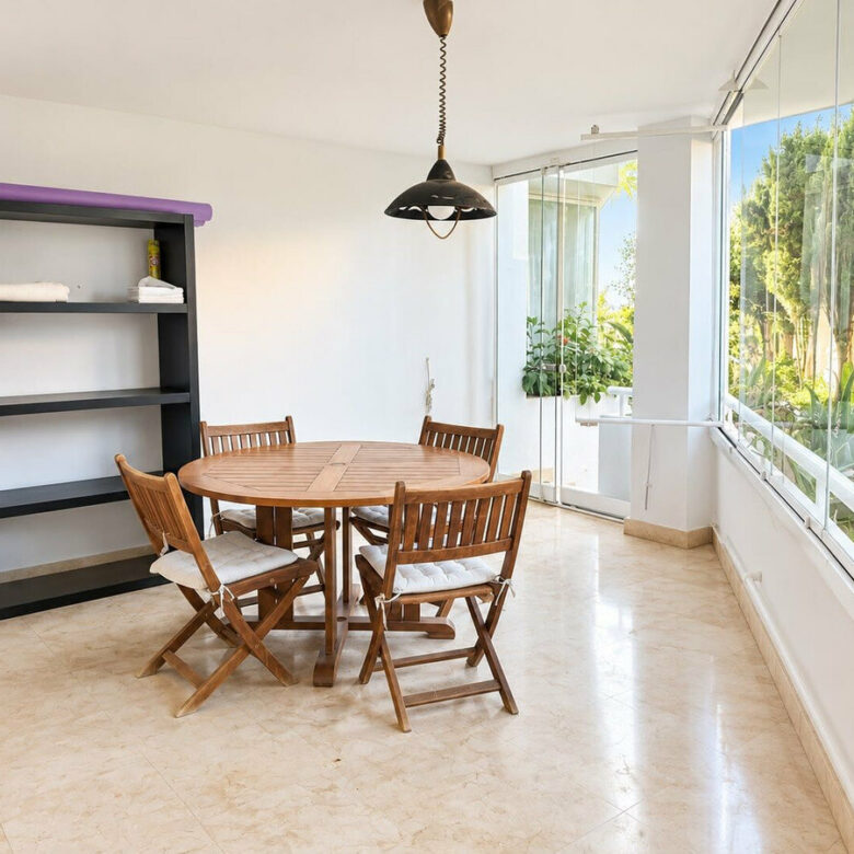 FOR SALE 🏡 Three-Bedroom Beachfront Apartment with Sea Views and Direct Beach Access – Puerto Banús, Marbella 🇪🇸