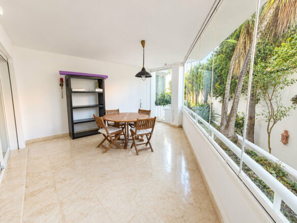 FOR SALE 🏡 Three-Bedroom Beachfront Apartment with Sea Views and Direct Beach Access – Puerto Banús, Marbella 🇪🇸