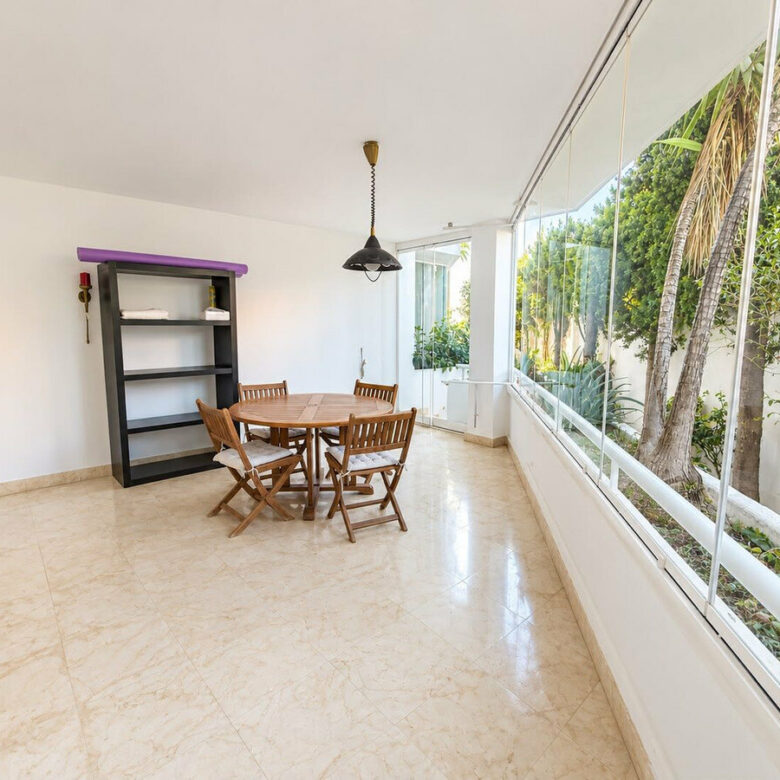 FOR SALE 🏡 Three-Bedroom Beachfront Apartment with Sea Views and Direct Beach Access – Puerto Banús, Marbella 🇪🇸