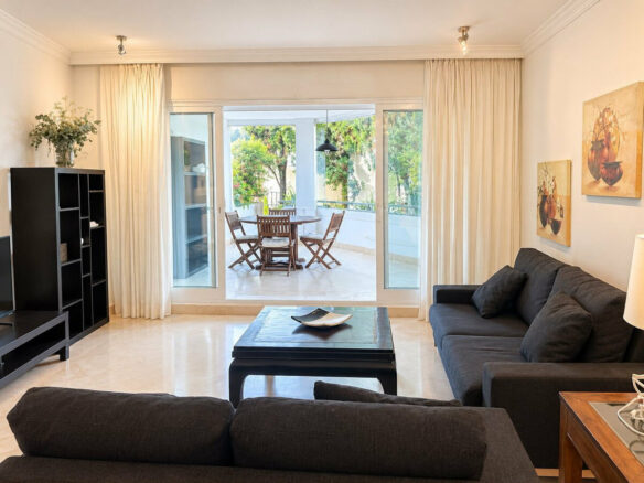 FOR SALE 🏡 Three-Bedroom Beachfront Apartment with Sea Views and Direct Beach Access – Puerto Banús, Marbella 🇪🇸