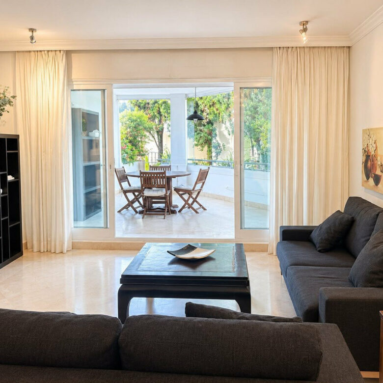 FOR SALE 🏡 Three-Bedroom Beachfront Apartment with Sea Views and Direct Beach Access – Puerto Banús, Marbella 🇪🇸