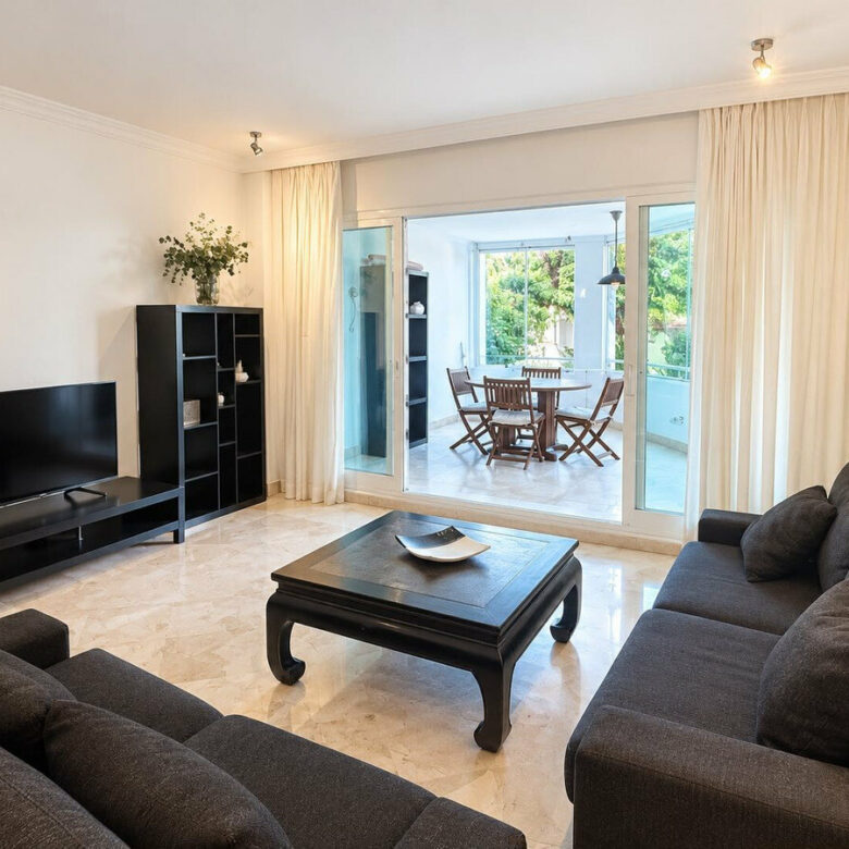 FOR SALE 🏡 Three-Bedroom Beachfront Apartment with Sea Views and Direct Beach Access – Puerto Banús, Marbella 🇪🇸
