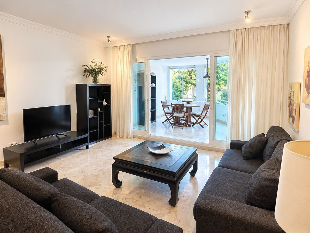 FOR SALE 🏡 Three-Bedroom Beachfront Apartment with Sea Views and Direct Beach Access – Puerto Banús, Marbella 🇪🇸