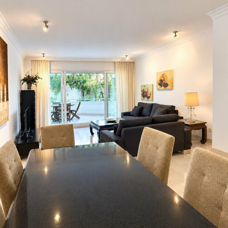 FOR SALE 🏡 Three-Bedroom Beachfront Apartment with Sea Views and Direct Beach Access – Puerto Banús, Marbella 🇪🇸