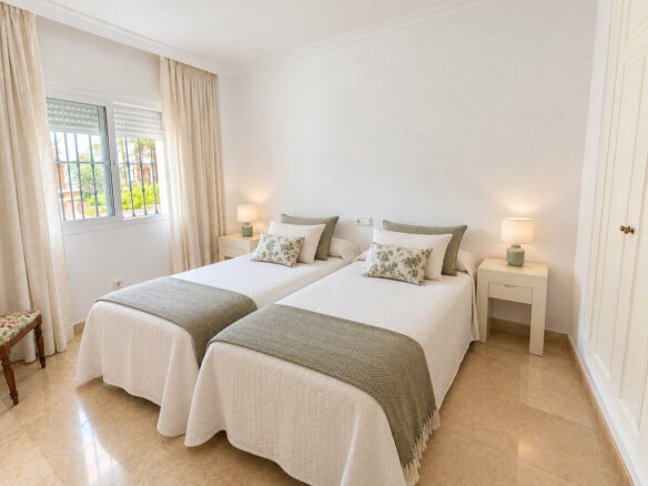 FOR SALE 🏡 Three-Bedroom Beachfront Apartment with Sea Views and Direct Beach Access – Puerto Banús, Marbella 🇪🇸