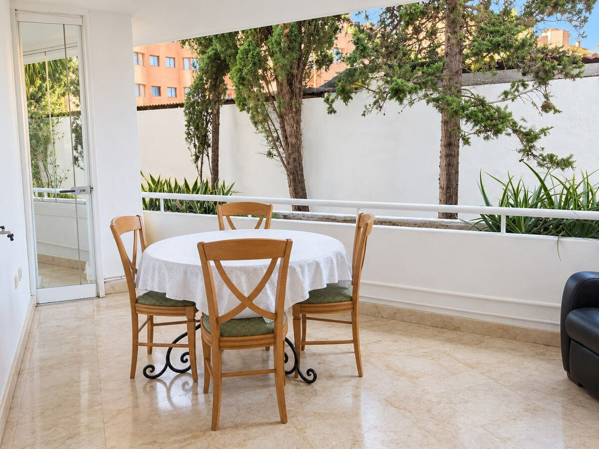 FOR SALE 🏡 Three-Bedroom Beachfront Apartment with Sea Views and Direct Beach Access – Puerto Banús, Marbella 🇪🇸