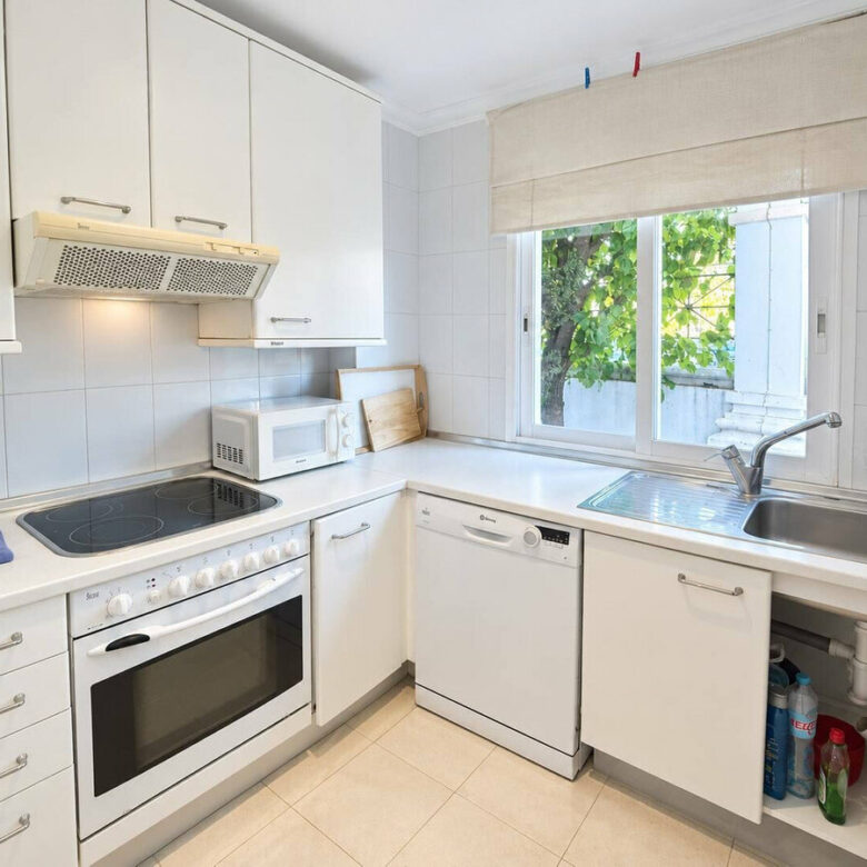 FOR SALE 🏡 Three-Bedroom Beachfront Apartment with Sea Views and Direct Beach Access – Puerto Banús, Marbella 🇪🇸