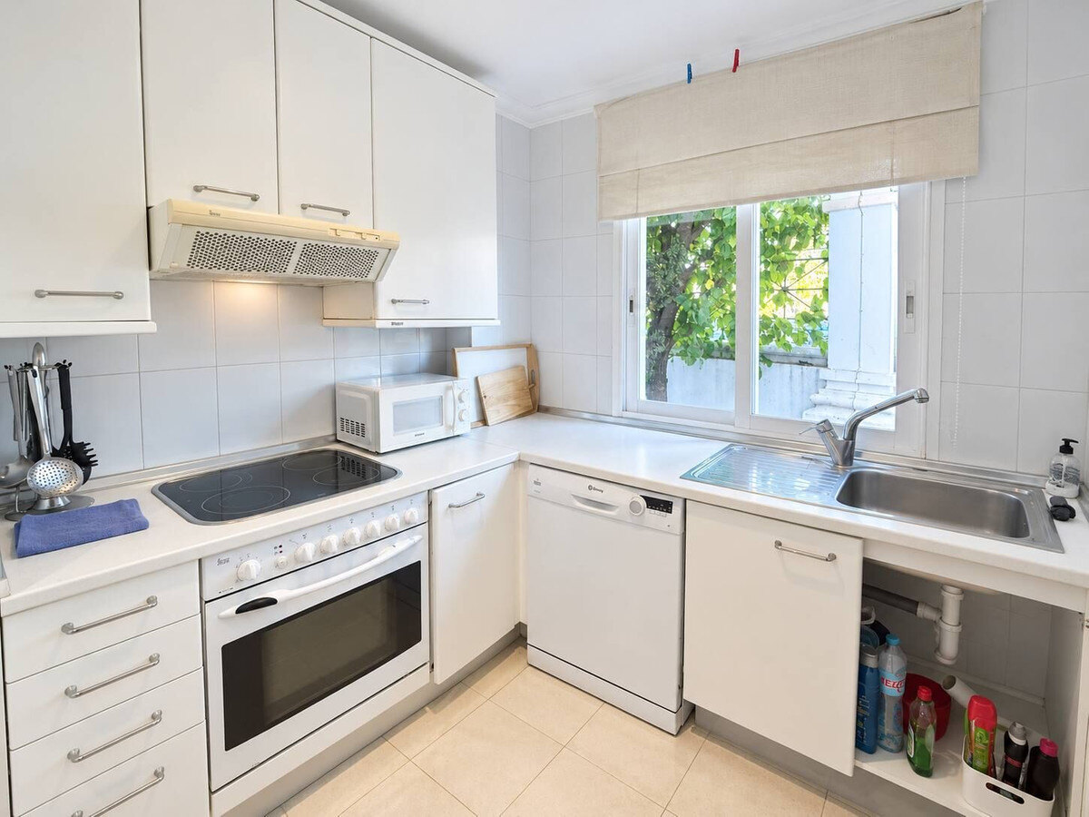 FOR SALE 🏡 Three-Bedroom Beachfront Apartment with Sea Views and Direct Beach Access – Puerto Banús, Marbella 🇪🇸
