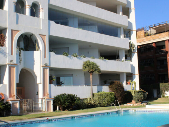 FOR SALE 🏡 Three-Bedroom Beachfront Apartment with Sea Views and Direct Beach Access – Puerto Banús, Marbella 🇪🇸