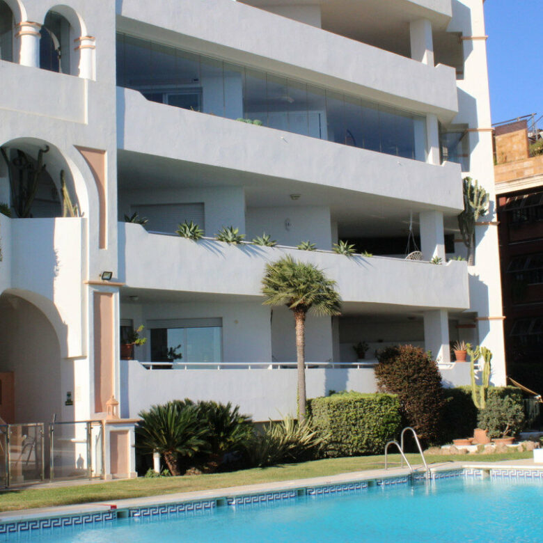 FOR SALE 🏡 Three-Bedroom Beachfront Apartment with Sea Views and Direct Beach Access – Puerto Banús, Marbella 🇪🇸
