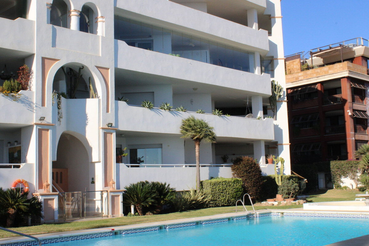 FOR SALE 🏡 Three-Bedroom Beachfront Apartment with Sea Views and Direct Beach Access – Puerto Banús, Marbella 🇪🇸