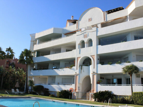 FOR SALE 🏡 Three-Bedroom Beachfront Apartment with Sea Views and Direct Beach Access – Puerto Banús, Marbella 🇪🇸