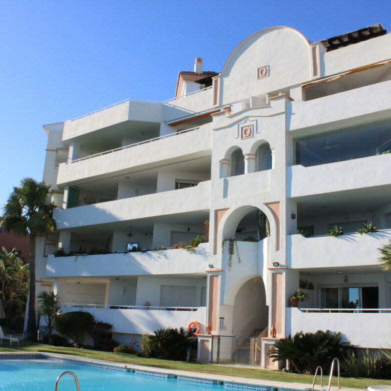 FOR SALE 🏡 Three-Bedroom Beachfront Apartment with Sea Views and Direct Beach Access – Puerto Banús, Marbella 🇪🇸