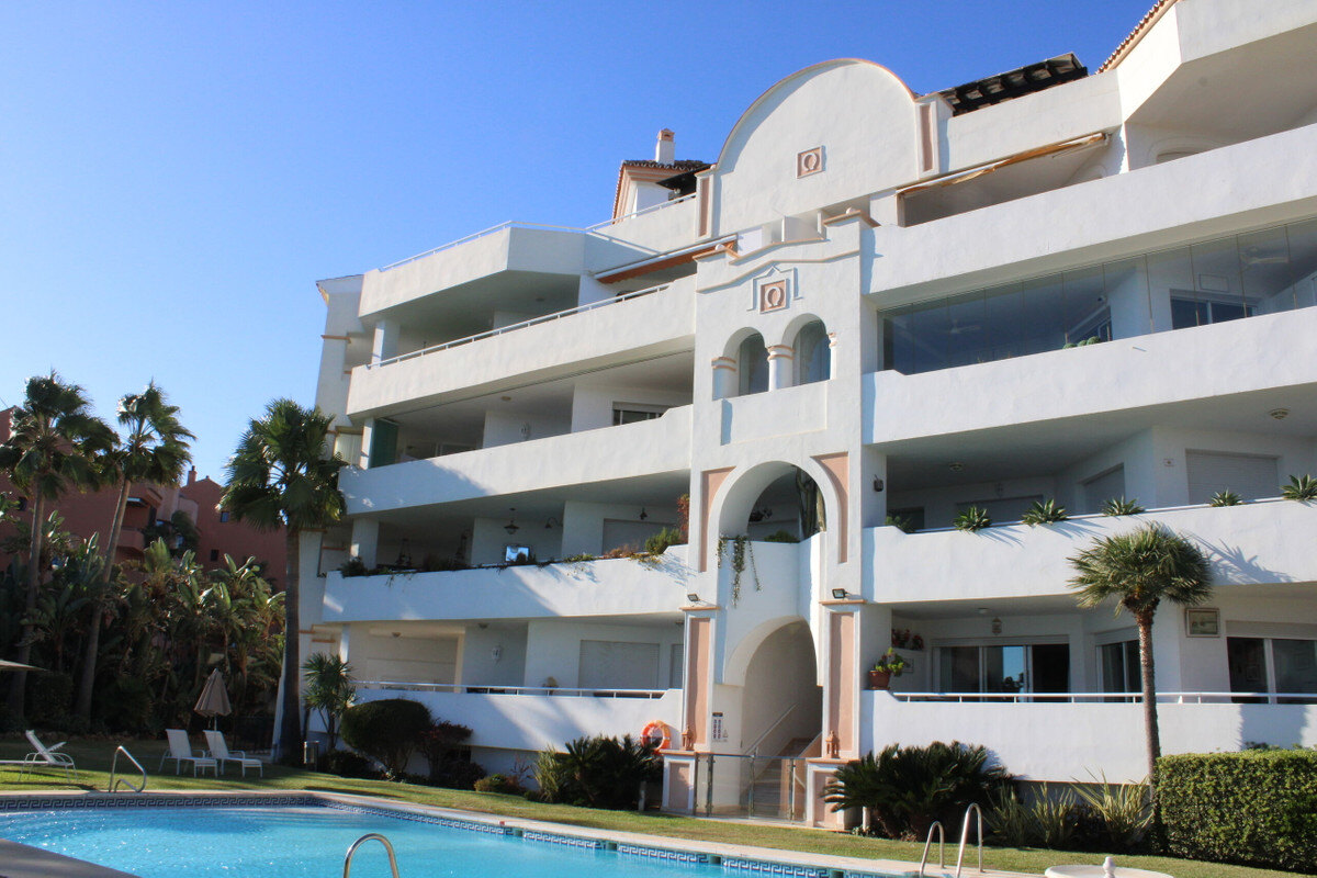 FOR SALE 🏡 Three-Bedroom Beachfront Apartment with Sea Views and Direct Beach Access – Puerto Banús, Marbella 🇪🇸