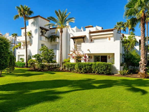 FOR SALE 🏡 Corner Ground-Floor Apartment Steps from the Beach – Costalita, New Golden Mile, Estepona 🇪🇸