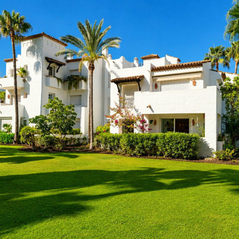 FOR SALE 🏡 Corner Ground-Floor Apartment Steps from the Beach – Costalita, New Golden Mile, Estepona 🇪🇸
