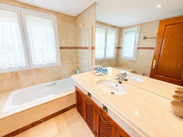 FOR SALE 🏡 Corner Ground-Floor Apartment Steps from the Beach – Costalita, New Golden Mile, Estepona 🇪🇸