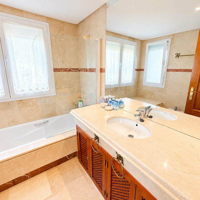 FOR SALE 🏡 Corner Ground-Floor Apartment Steps from the Beach – Costalita, New Golden Mile, Estepona 🇪🇸