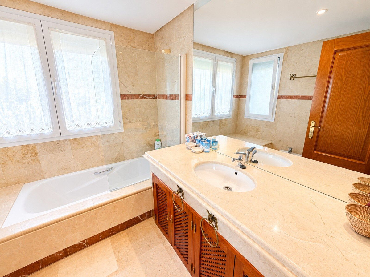 FOR SALE 🏡 Corner Ground-Floor Apartment Steps from the Beach – Costalita, New Golden Mile, Estepona 🇪🇸