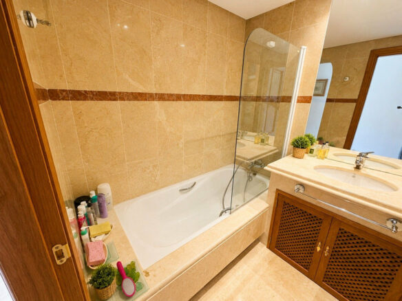 FOR SALE 🏡 Corner Ground-Floor Apartment Steps from the Beach – Costalita, New Golden Mile, Estepona 🇪🇸