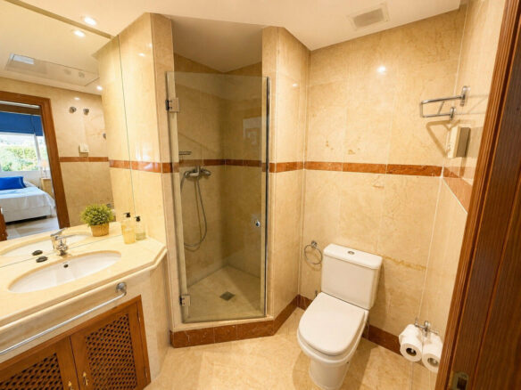 FOR SALE 🏡 Corner Ground-Floor Apartment Steps from the Beach – Costalita, New Golden Mile, Estepona 🇪🇸
