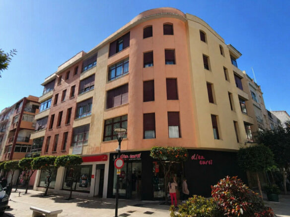 FOR SALE 🏡 Bright Two-Bedroom Apartment by Plaza del Rocío, Steps from the Old Town – Estepona Centre, Estepona 🇪🇸