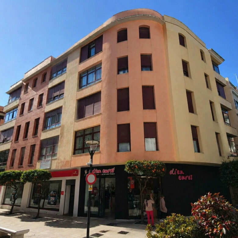FOR SALE 🏡 Bright Two-Bedroom Apartment by Plaza del Rocío, Steps from the Old Town – Estepona Centre, Estepona 🇪🇸