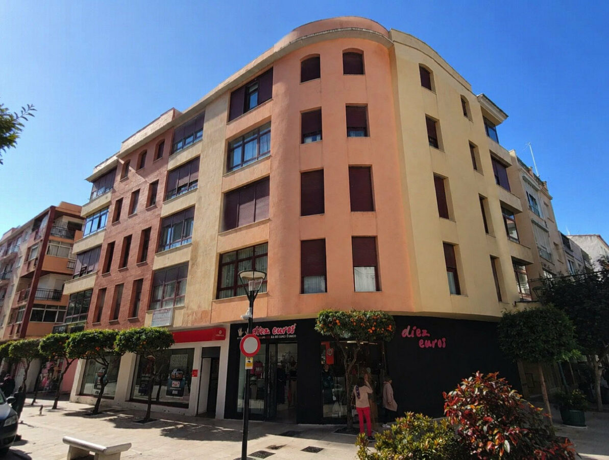 FOR SALE 🏡 Bright Two-Bedroom Apartment by Plaza del Rocío, Steps from the Old Town – Estepona Centre, Estepona 🇪🇸