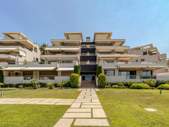 FOR SALE 🏡 Three-Bedroom Garden Apartment with Large Terrace in a Golf Resort – Arrayanes Golf, Benahavís 🇪🇸