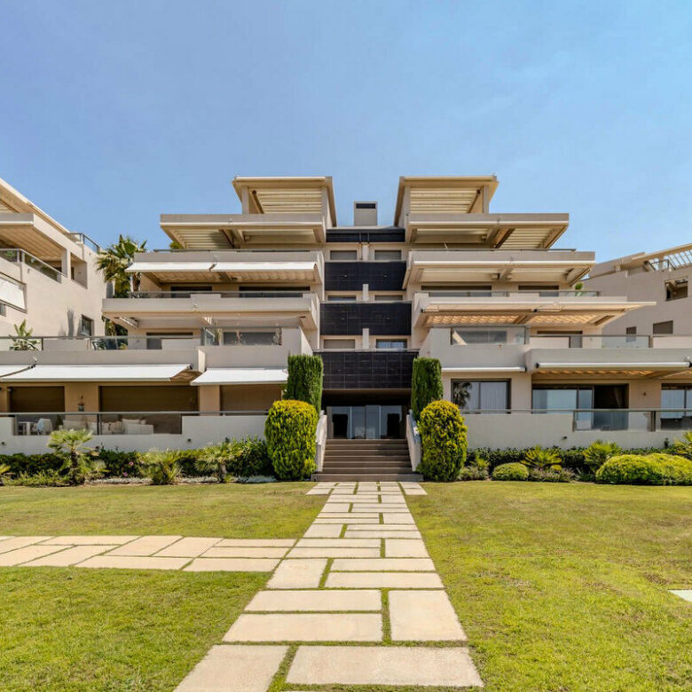 FOR SALE 🏡 Three-Bedroom Garden Apartment with Large Terrace in a Golf Resort – Arrayanes Golf, Benahavís 🇪🇸