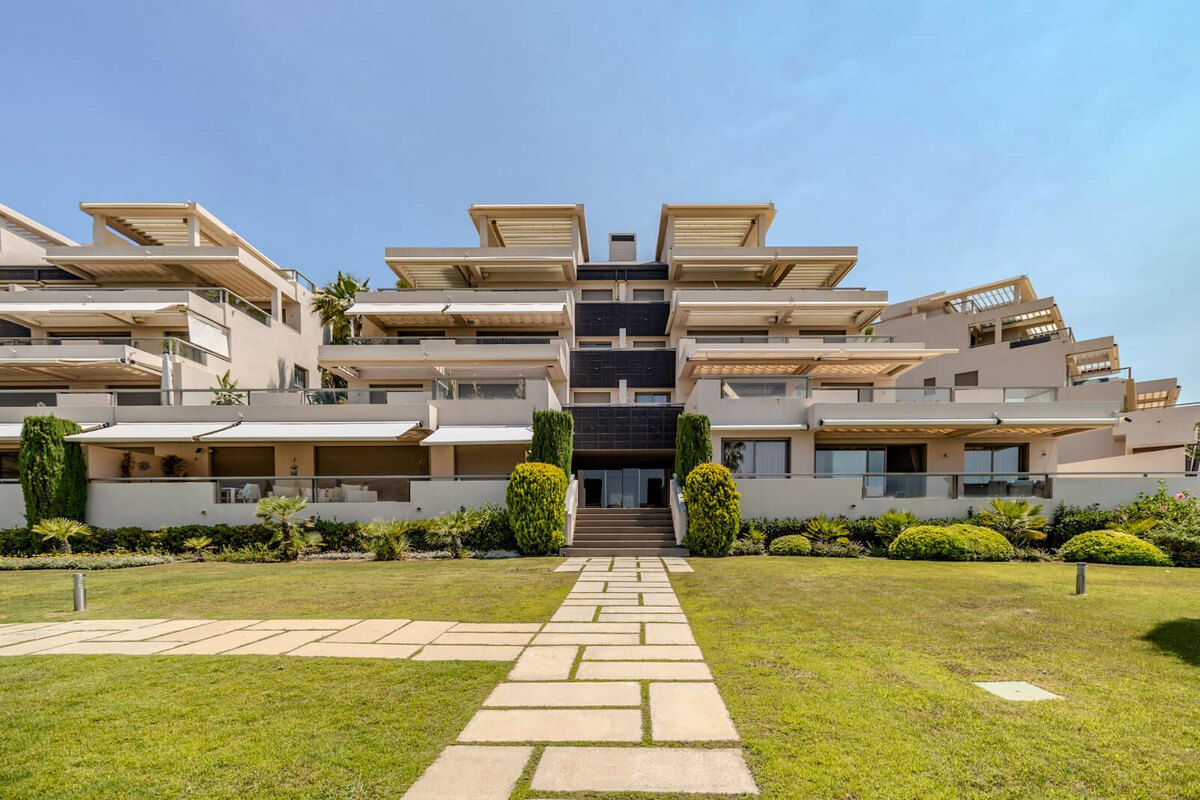 FOR SALE 🏡 Three-Bedroom Garden Apartment with Large Terrace in a Golf Resort – Arrayanes Golf, Benahavís 🇪🇸
