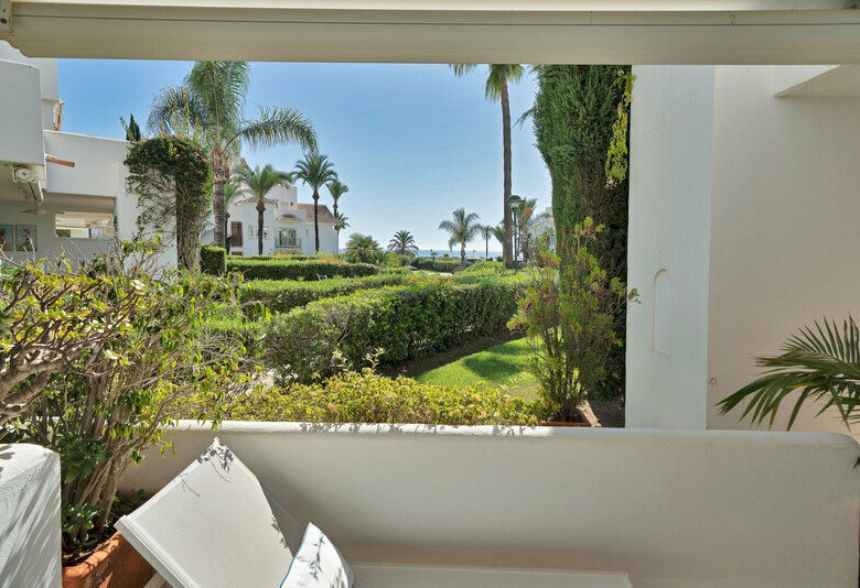 FOR SALE 🏡 Beachfront Garden Apartment in a Gated Community – Los Monteros, Marbella East 🇪🇸