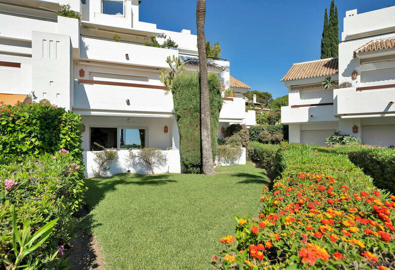 FOR SALE 🏡 Beachfront Garden Apartment in a Gated Community – Los Monteros, Marbella East 🇪🇸