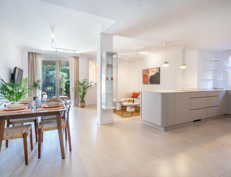 FOR SALE 🏡 Renovated Two-Bedroom Apartment Three Minutes from the Beach – New Golden Mile, Estepona 🇪🇸